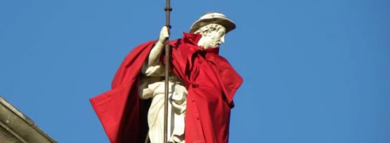 Statua di San Jacopo con il cappotto rosso