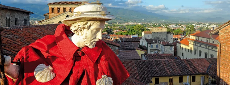 Statua di San Jacopo con il cappotto rosso